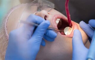 dis-eti-cekilmesi-dis-eti-cekilmesi-belirtileri-nedenleri-ve-tedavisi-320x202